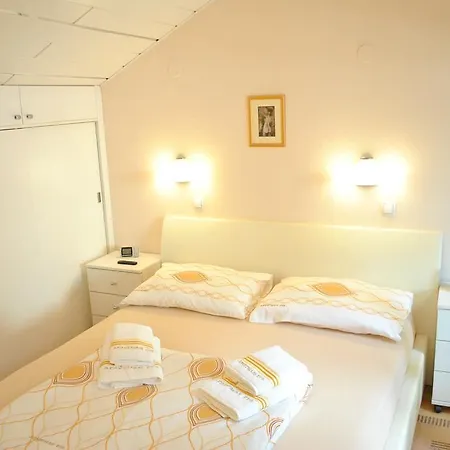 Eva Apartman *